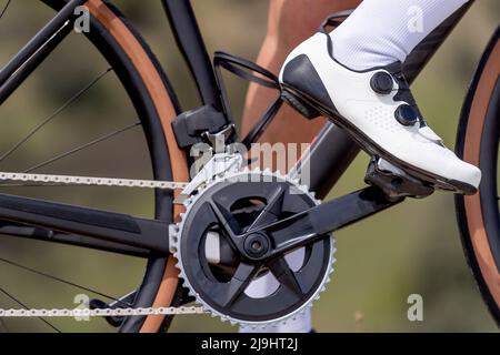 Cycliste portant des chaussures blanches à vélo Banque D'Images