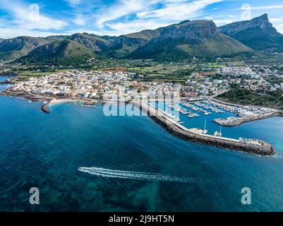 Espagne, Iles Baléares, Colonia de Sant Pere, vue en hélicoptère de la ville côtière en été avec des montagnes en arrière-plan Banque D'Images