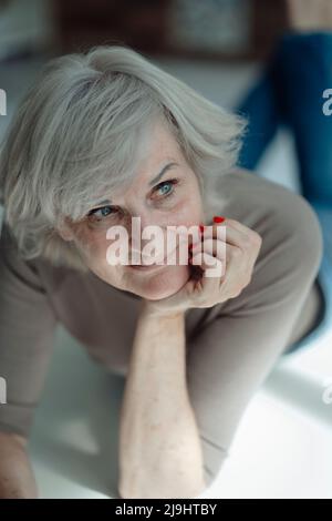 Femme d'affaires sénichée avec la tête à la main Banque D'Images
