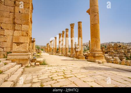 La vue le long de Cardo Maximus dans les ruines romaines de Jerash Banque D'Images