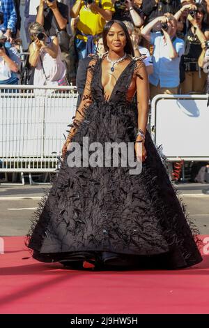 Cannes, France. 23rd mai 2022. Cannes, France, lundi, mai. 23, 2022 - est vu à la décision de laisser le tapis rouge lors du Festival de Cannes 75th au Palais des Festivals et des Congrès de Cannes . Photo par crédit : Julie Edwards/Alamy Live News Banque D'Images