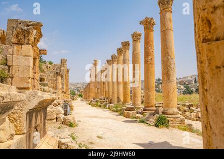 La vue le long de Cardo Maximus dans les ruines romaines de Jerash Banque D'Images