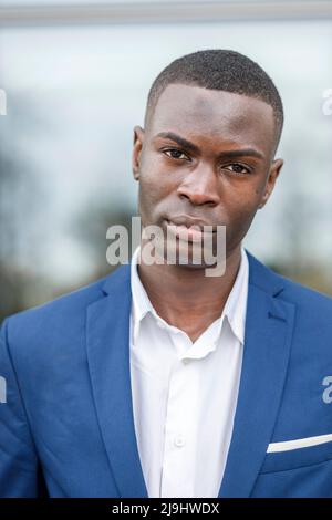 Jeune homme d'affaires confiant portant un costume bleu Banque D'Images