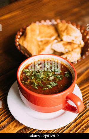 Cuisine géorgienne. Kharcho ou Harcho est une soupe traditionnelle géorgienne Banque D'Images