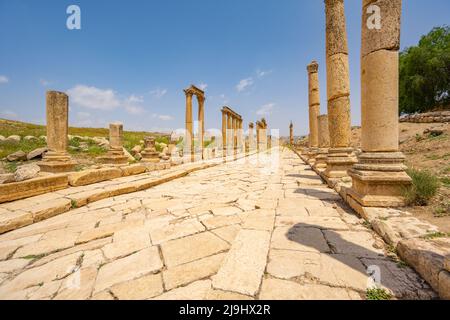 La vue le long de Cardo Maximus dans les ruines romaines de Jerash Banque D'Images