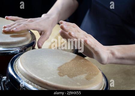 Mains du percussionniste jouant au tambour de conga Banque D'Images