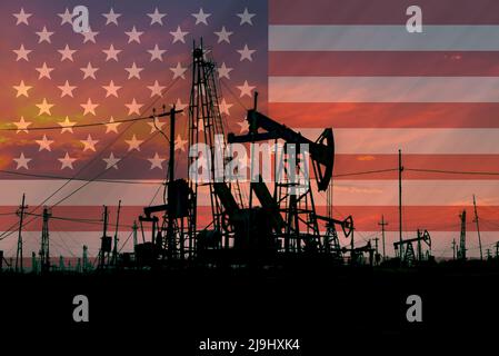 Drapeau américain sur fond de puits de pétrole et de plates-formes Banque D'Images