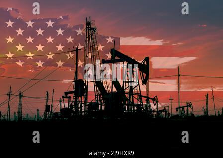 Drapeau américain sur fond de puits de pétrole et de plates-formes Banque D'Images