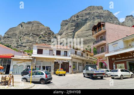 Kalabaka, Grèce - 29 mai 2021 - photo de rue dans la ville de Kalabaka, Meteora avec des formations rocheuses en arrière-plan Banque D'Images