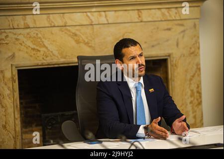 Le ministre colombien de l'intérieur, Daniel Palacios, tient une conférence de presse dans le cadre des élections présidentielles qui auront lieu le 29 mai, annonçant des mesures, à Bogota, Colombie, le 23 mai 2022. Photo de: Sebastian Barros Banque D'Images