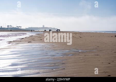Vue panoramique sur la plage de Carcavelos, près de Lisbonne, Portugal tôt le matin Banque D'Images
