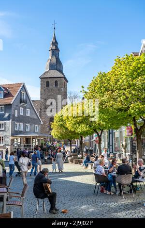 La vieille ville de Hattingen, Untermarkt, clocher des anciennes maisons à colombages de Johanneskirche, NRW, Allemagne, Banque D'Images