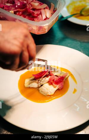 Bifteck de bar de mer dans un ragoût jaune à Venise Banque D'Images