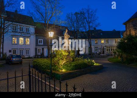 La vieille ville de Hattingen, place de l'église, mémorial de guerre de Hattingia, maisons à colombages, NRW, Allemagne, Banque D'Images