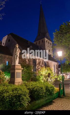 La vieille ville de Hattingen, la place de l'église, le mémorial de guerre de Hattingia, l'église Saint-Georges, les maisons à colombages, NRW, Allemagne, Banque D'Images