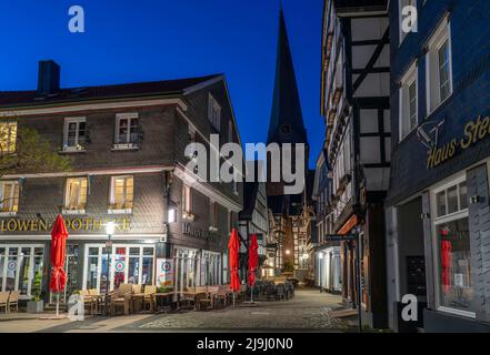 La vieille ville de Hattingen, maisons à colombages, la gastronomie dans la rue Kirchplatz, église protestante St. Georg, NRW, Allemagne, Banque D'Images