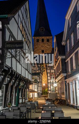 La vieille ville de Hattingen, maisons à colombages, la gastronomie dans la rue Kirchplatz, église protestante St. Georg, NRW, Allemagne, Banque D'Images