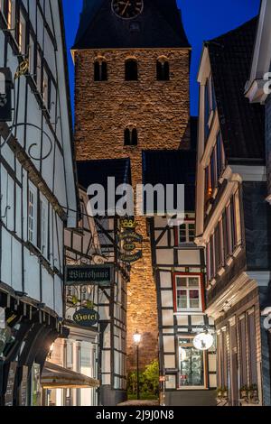 La vieille ville de Hattingen, maisons à colombages, la gastronomie dans la rue Kirchplatz, église protestante St. Georg, NRW, Allemagne, Banque D'Images