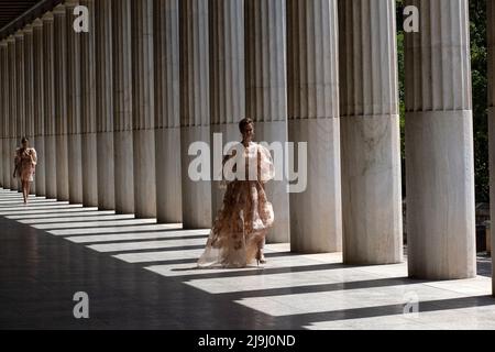 Athènes, Grèce. 23rd mai 2022. Les modèles présentent des créations du couturier grec Vassilios Kostetsos au STOA d'Attalos dans l'ancienne Agora d'Athènes, Grèce, le 23 mai 2022. Crédit: Marios Lolos/Xinhua/Alamy Live News Banque D'Images