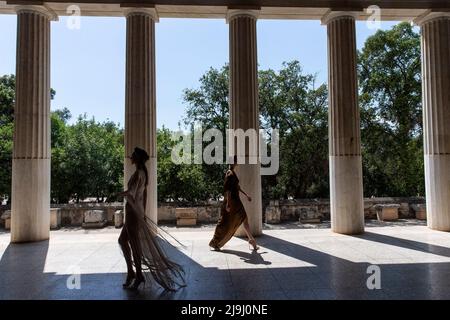 Athènes, Grèce. 23rd mai 2022. Les modèles présentent des créations du couturier grec Vassilios Kostetsos au STOA d'Attalos dans l'ancienne Agora d'Athènes, Grèce, le 23 mai 2022. Crédit: Marios Lolos/Xinhua/Alamy Live News Banque D'Images