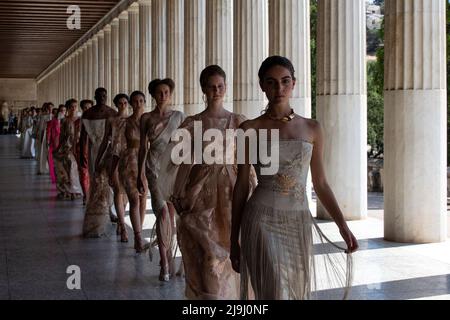 Athènes, Grèce. 23rd mai 2022. Les modèles présentent des créations du couturier grec Vassilios Kostetsos au STOA d'Attalos dans l'ancienne Agora d'Athènes, Grèce, le 23 mai 2022. Crédit: Marios Lolos/Xinhua/Alamy Live News Banque D'Images