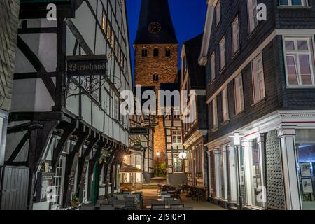 La vieille ville de Hattingen, maisons à colombages, la gastronomie dans la rue Kirchplatz, église protestante St. Georg, NRW, Allemagne, Banque D'Images