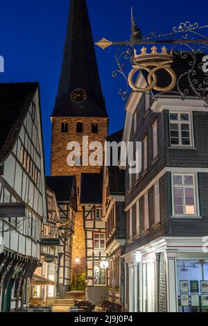 La vieille ville de Hattingen, maisons à colombages, la gastronomie dans la rue Kirchplatz, église protestante St. Georg, NRW, Allemagne, Banque D'Images
