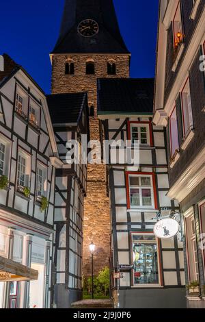 La vieille ville de Hattingen, maisons à colombages, la gastronomie dans la rue Kirchplatz, église protestante St. Georg, NRW, Allemagne, Banque D'Images