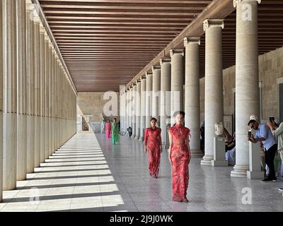 Athènes, Grèce. 23rd mai 2022. Les modèles présentent des créations du couturier grec Vassilios Kostetsos au STOA d'Attalos dans l'ancienne Agora d'Athènes, Grèce, le 23 mai 2022. Credit: Yu Shuaishuai/Xinhua/Alay Live News Banque D'Images