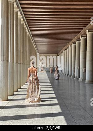 Athènes, Grèce. 23rd mai 2022. Les modèles présentent des créations du couturier grec Vassilios Kostetsos au STOA d'Attalos dans l'ancienne Agora d'Athènes, Grèce, le 23 mai 2022. Credit: Yu Shuaishuai/Xinhua/Alay Live News Banque D'Images