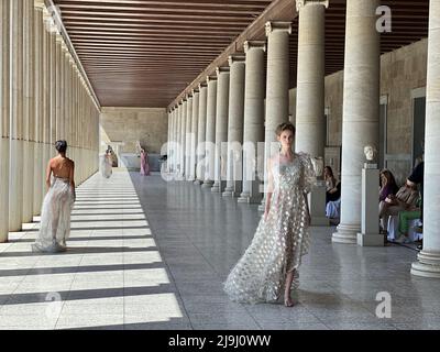 Athènes, Grèce. 23rd mai 2022. Les modèles présentent des créations du couturier grec Vassilios Kostetsos au STOA d'Attalos dans l'ancienne Agora d'Athènes, Grèce, le 23 mai 2022. Credit: Yu Shuaishuai/Xinhua/Alay Live News Banque D'Images