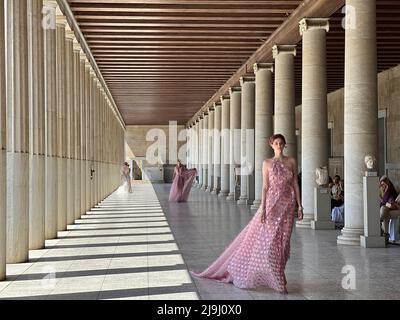 Athènes, Grèce. 23rd mai 2022. Les modèles présentent des créations du couturier grec Vassilios Kostetsos au STOA d'Attalos dans l'ancienne Agora d'Athènes, Grèce, le 23 mai 2022. Credit: Yu Shuaishuai/Xinhua/Alay Live News Banque D'Images