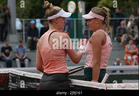 Paris, France. 23rd mai 2022. ALISON Riske ET Dayana Yastrremska d'Ukraine se secouent à la fin de leur match de tennis Open de France à Roland Garros près de Paris, France, le lundi 23 mai 2022. Riske a gagné 6-3, 6-3. Photo de Maya Vidon-White/UPI crédit: UPI/Alay Live News Banque D'Images