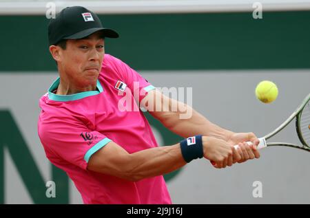 Paris, France. 23rd mai 2022. LE MACKENZIE MCDONALD AMÉRICAIN retourne le ballon à l'Italien Franco Agamenone lors de son match de tennis Open à Roland Garros près de Paris, en France, le lundi 23 mai 2022. McDonald's a gagné 6-2, 6-3, 7-6. Photo de Maya Vidon-White/UPI crédit: UPI/Alay Live News Banque D'Images
