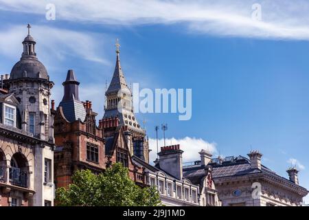 Big Ben Clock Tower vu au-dessus de l'horizon typique de la ville et des toits anciens à Londres, Grande-Bretagne Banque D'Images