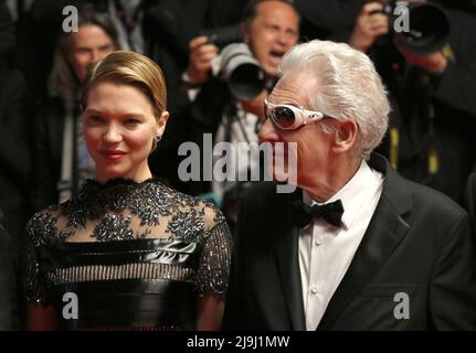 Cannes, France. 23rd mai 2022. Léa Seydoux et le directeur David Cronenberg arrivent sur le tapis rouge pour la projection du gala des crimes du futur pour le Festival de Cannes 75th à Cannes, France. Credit: Doreen Kennedy/Alamy Live News. Banque D'Images