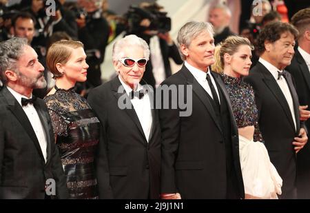 Cannes, France. 23rd mai 2022. Don McKellar, Léa Seydoux, David Cronenberg, Viggo Mortensen, Kristen Stewart, Robert Lantos arrive sur le tapis rouge pour les crimes du futur gala pour le Festival de Cannes 75th. Credit: Doreen Kennedy/Alamy Live News. Banque D'Images