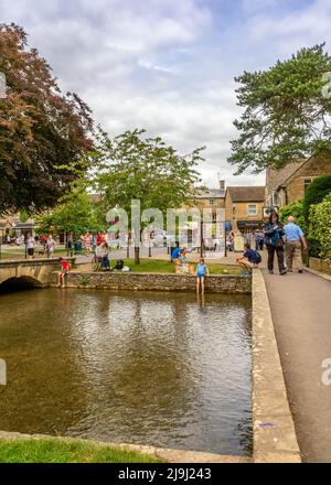 Côté animé de la rivière à Bourton on the Water, Gloucestershire, Angleterre. Banque D'Images