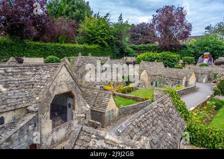 Village modèle à Bourton on the Water, Gloucestershire, Angleterre. Banque D'Images