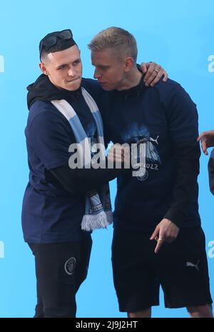 Manchester, Royaume-Uni. 23rd mai 2022 Phil Foden de Manchester City (à gauche) sur scène alors qu'ils célèbrent la victoire du 2021-2022 avec une célébration de bus à haut ouvert par le centre de manchester crédit: Sharon Dobson/Alay Live News Banque D'Images