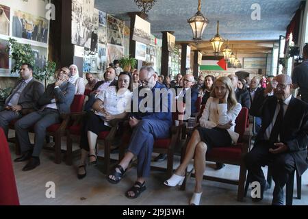 12 mai 2022, Naplouse, Cisjordanie, Palestine: Les avocats britanniques Ben Emerson et Lyda Favli assistent à la conférence de presse à la maison palestinienne après que l'homme d'affaires palestinien Munob Al-Masri ait déposé une affaire contre le gouvernement britannique concernant la Déclaration Balfour, dans la ville de Naplouse, en Cisjordanie. Balfour est une déclaration publique publiée par le gouvernement britannique pendant la première Guerre mondiale déclarant son soutien à la création d'une « maison nationale pour le peuple juif » en Palestine. (Credit image: © Nasser Ishtayeh/SOPA Images via ZUMA Press Wire) Banque D'Images