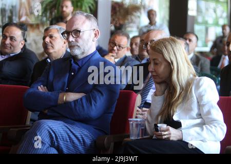 12 mai 2022, Naplouse, Cisjordanie, Palestine: Les avocats britanniques Ben Emerson et Lyda Favli assistent à la conférence de presse à la maison palestinienne après que l'homme d'affaires palestinien Munob Al-Masri ait déposé une affaire contre le gouvernement britannique concernant la Déclaration Balfour, dans la ville de Naplouse, en Cisjordanie. Balfour est une déclaration publique publiée par le gouvernement britannique pendant la première Guerre mondiale déclarant son soutien à la création d'une « maison nationale pour le peuple juif » en Palestine. (Credit image: © Nasser Ishtayeh/SOPA Images via ZUMA Press Wire) Banque D'Images