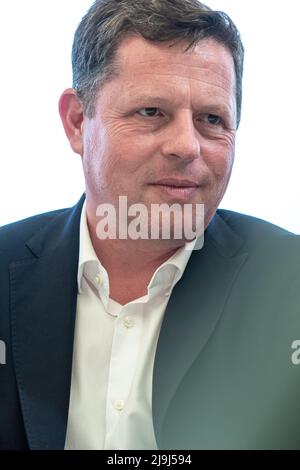 Toulon, France, 23/05/2022, Frédéric Masquelier est vu lors de la conférence de presse. La fête les Républicains (LR) organise une conférence de presse à Toulon dans le département du Var. Le secrétaire départemental du parti Frédéric Masquelier (également maire de Saint-Raphaël) présente les huit candidats qui se présentent à l'élection législative. La situation du parti est délicate dans toute la région et dans le Var par la scission d'une grande partie des représentants élus les Républicains qui ont rejoint Emmanuel Macron lors de l'élection présidentielle d'avril 2022. Banque D'Images