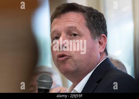 Toulon, France, 23/05/2022, Frédéric Masquelier est vu lors de la conférence de presse. La fête les Républicains (LR) organise une conférence de presse à Toulon dans le département du Var. Le secrétaire départemental du parti Frédéric Masquelier (également maire de Saint-Raphaël) présente les huit candidats qui se présentent à l'élection législative. La situation du parti est délicate dans toute la région et dans le Var par la scission d'une grande partie des représentants élus les Républicains qui ont rejoint Emmanuel Macron lors de l'élection présidentielle d'avril 2022. Banque D'Images