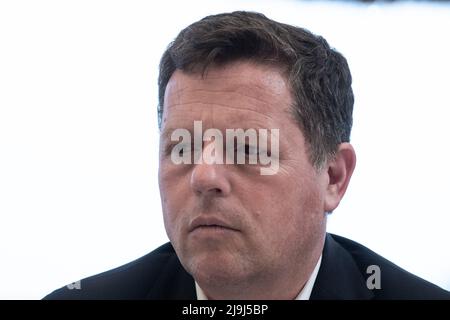 Toulon, France, 23/05/2022, Frédéric Masquelier est vu lors de la conférence de presse. La fête les Républicains (LR) organise une conférence de presse à Toulon dans le département du Var. Le secrétaire départemental du parti Frédéric Masquelier (également maire de Saint-Raphaël) présente les huit candidats qui se présentent à l'élection législative. La situation du parti est délicate dans toute la région et dans le Var par la scission d'une grande partie des représentants élus les Républicains qui ont rejoint Emmanuel Macron lors de l'élection présidentielle d'avril 2022. Banque D'Images