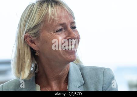 Toulon, France, 23/05/2022, Françoise Dumont, sénateur du Var, est vue lors de la conférence de presse. La fête les Républicains (LR) organise une conférence de presse à Toulon dans le département du Var. Le secrétaire départemental du parti Frédéric Masquelier (également maire de Saint-Raphaël) présente les huit candidats qui se présentent à l'élection législative. La situation du parti est délicate dans toute la région et dans le Var par la scission d'une grande partie des représentants élus les Républicains qui ont rejoint Emmanuel Macron lors de l'élection présidentielle d'avril 2022. Banque D'Images