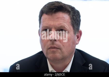 Toulon, France, 23/05/2022, Frédéric Masquelier est vu lors de la conférence de presse. La fête les Républicains (LR) organise une conférence de presse à Toulon dans le département du Var. Le secrétaire départemental du parti Frédéric Masquelier (également maire de Saint-Raphaël) présente les huit candidats qui se présentent à l'élection législative. La situation du parti est délicate dans toute la région et dans le Var par la scission d'une grande partie des représentants élus les Républicains qui ont rejoint Emmanuel Macron lors de l'élection présidentielle d'avril 2022. Banque D'Images