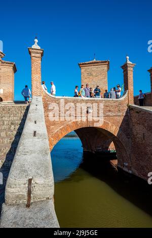 Pont de Treponti (ou Ponte Pallotta), symbole de la ville de Comacchio, Italie Banque D'Images