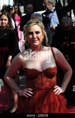 Célébrités arrivant au tapis rouge du Festival de Cannes 75th 2022 Banque D'Images