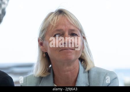 Françoise Dumont, sénateur du Var, est vue lors de la conférence de presse. La fête les Républicains (LR) organise une conférence de presse à Toulon dans le département du Var. Le secrétaire départemental du parti Frédéric Masquelier (également maire de Saint-Raphaël) présente les huit candidats qui se présentent à l'élection législative. La situation du parti est délicate dans toute la région et dans le Var par la scission d'une grande partie des représentants élus les Républicains qui ont rejoint Emmanuel Macron lors de l'élection présidentielle d'avril 2022. (Photo de Laurent Coust/SOPA Images/SIP Banque D'Images